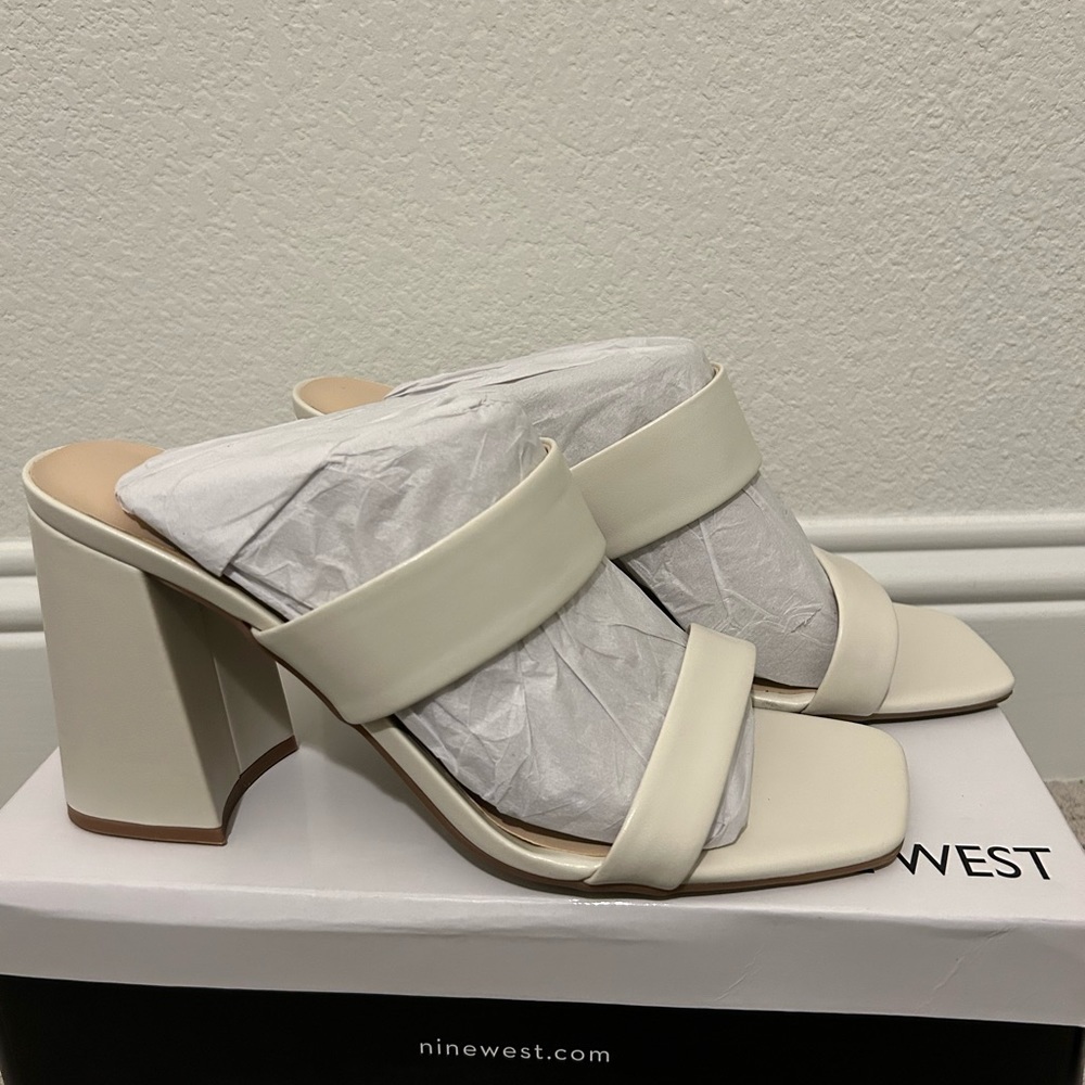 Nine West ivory double band slide heal. Size 11 - Picture 4 of 8